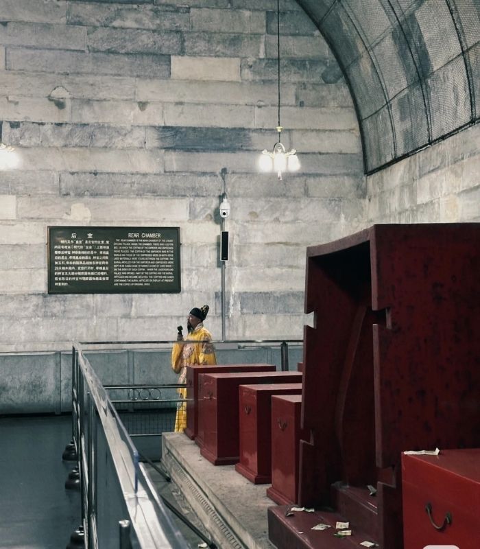 Thập Tam Lăng l&agrave; khu hầm mộ ngầm dưới l&ograve;ng đất chứa nhiều hiện vật lịch sử qu&yacute; gi&aacute;